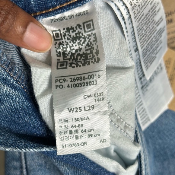 Levi's High Waisted Mom Jeans Women's Size 25x29 Distressed Denim Blue Jeans NWT - Picture 9 of 9